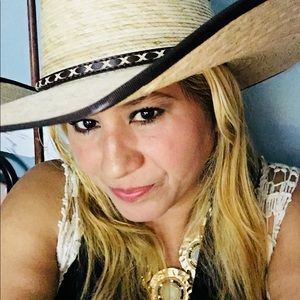 Meet your Posher, Araceli